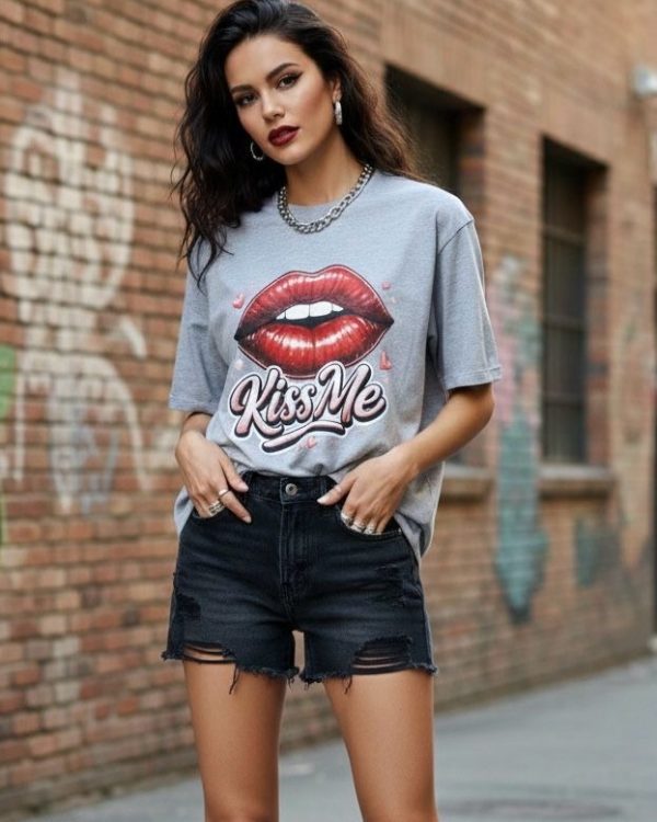 T-Shirt με Print “Kiss Me”