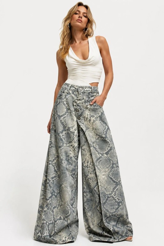 Snake Print Wide Leg Jeans με Ασύμμετρο Κούμπωμα – Grey