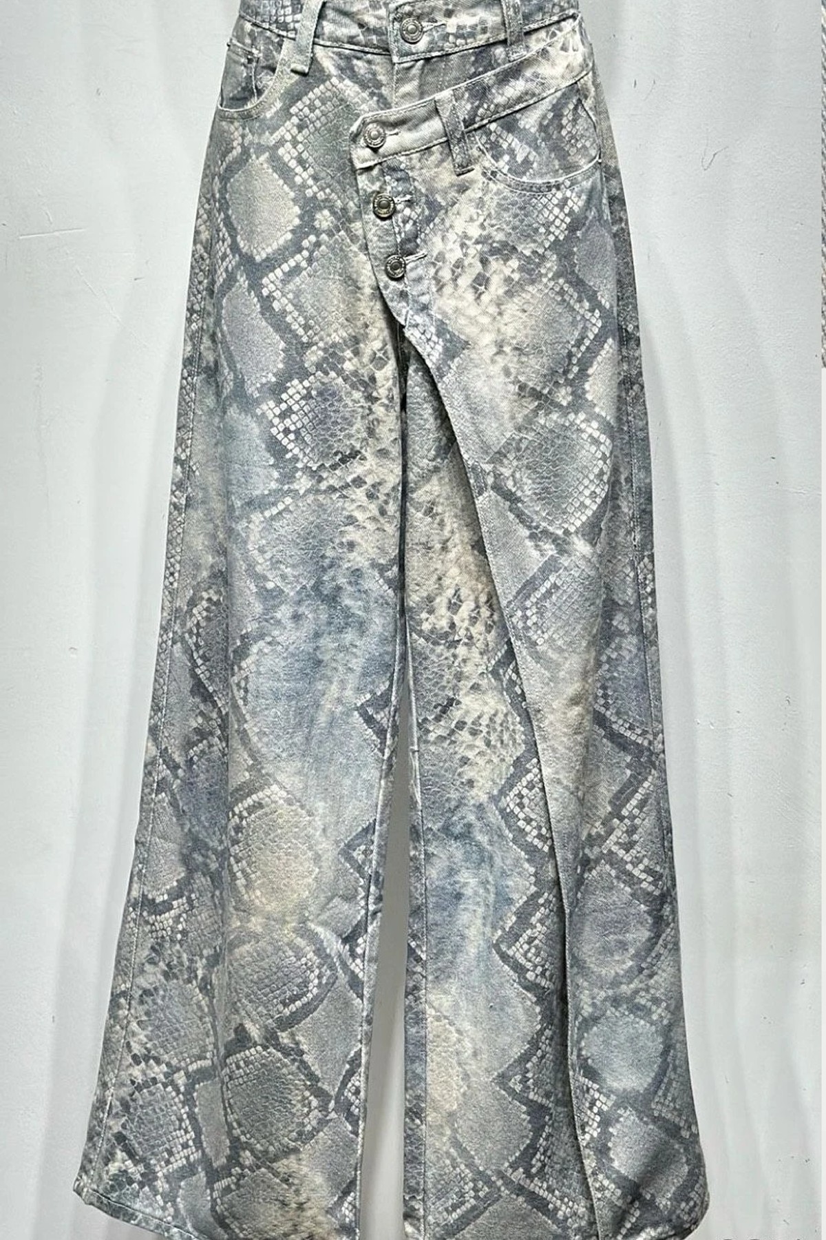Snake Print Wide Leg Jeans με Ασύμμετρο Κούμπωμα – Grey